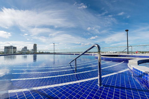 Meriton Suites Southport - New South Wales Tourism  2