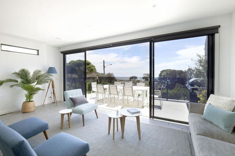 Mills Beach Retreat Luxury Family Retreat With Hydrotherapy Spa, Opposite Beach, Walk To Village - New South Wales Tourism  0