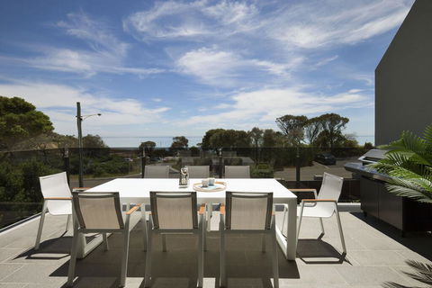 Mills Beach Retreat Luxury Family Retreat With Hydrotherapy Spa, Opposite Beach, Walk To Village - New South Wales Tourism  1