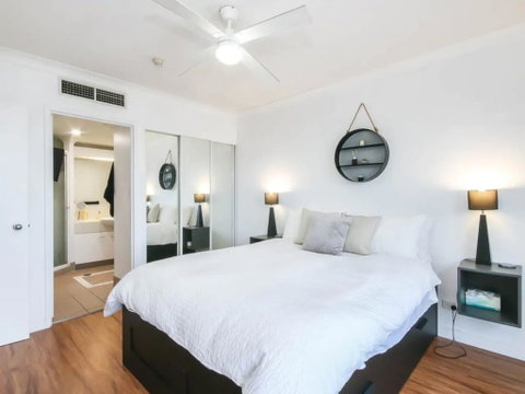 Modern 2 Bedroom River View Apartment In Docklands - New South Wales Tourism  2