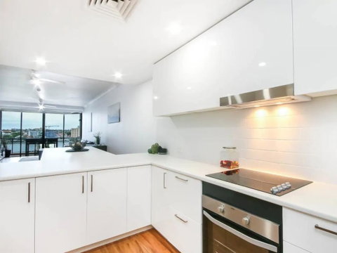 Modern 2 Bedroom River View Apartment In Docklands - New South Wales Tourism  1