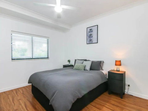 Modern 2 Bedroom River View Apartment In Docklands - New South Wales Tourism  3