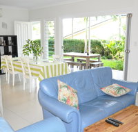 MODERN 3 BEDROOM APARTMENT IN TRADITIONAL QUEENSLANDER  PATIO LEAFY YARD POOL - New South Wales Tourism 