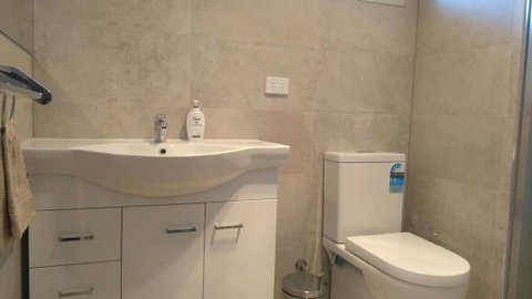 Modern 4-Bedroom House Near Singleton CBD Hunter Valley - New South Wales Tourism  1