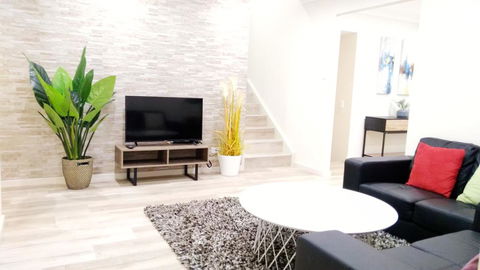 Modern 4-Bedroom House On Cunningham Near Singleton CBD Hunter Valley - New South Wales Tourism  0
