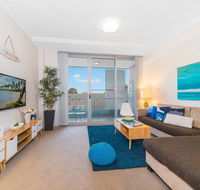 Near Airport  Train Station Stylish Two-Story Apartment
