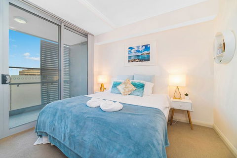 Near Airport & Train Station Stylish Two-Story Apartment - New South Wales Tourism  3