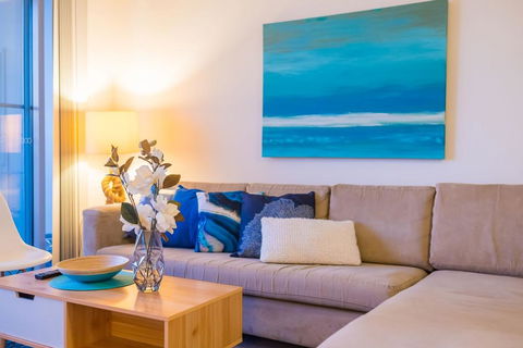 Near Airport & Train Station Stylish Two-Story Apartment - New South Wales Tourism  1