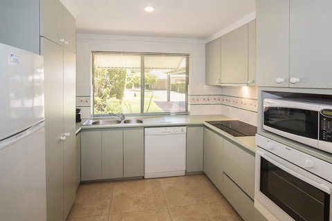 Bayshore Beachside Resort - New South Wales Tourism  12