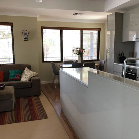 Mullaloo Beachfront Retreat - New South Wales Tourism  4