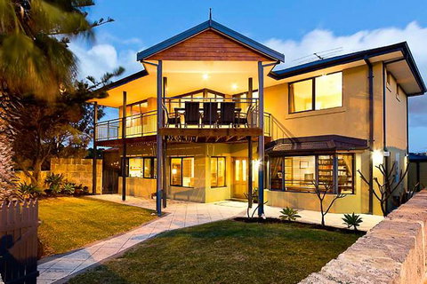 Mullaloo Beachfront Retreat - New South Wales Tourism  0