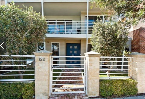 Fremantle Local Beach Studio - New South Wales Tourism  1