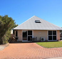 Osprey Holiday Village Unit 103/1 Bed - Perfect short stay apartment with King size bed - New South Wales Tourism 