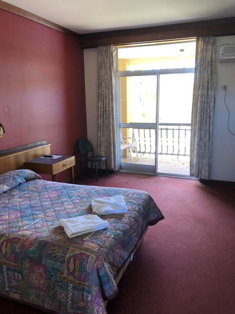 Kambalda Hotel - New South Wales Tourism  2