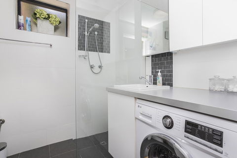 Gorgeous 26 1 Bed Designer Fitout Perfect Location - New South Wales Tourism  5