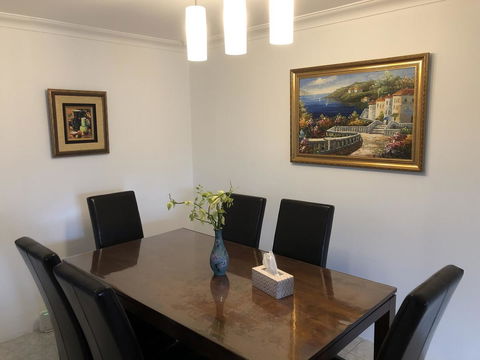 Charming Quiet Lodge-2 Minutes Walk To Shopping Complex - New South Wales Tourism  4