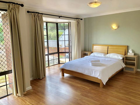 Charming Quiet Lodge-2 Minutes Walk To Shopping Complex - New South Wales Tourism  0