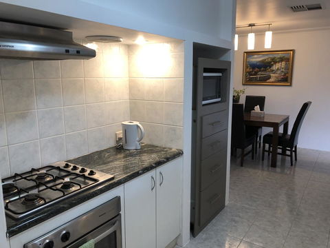 Charming Quiet Lodge-2 Minutes Walk To Shopping Complex - New South Wales Tourism  7