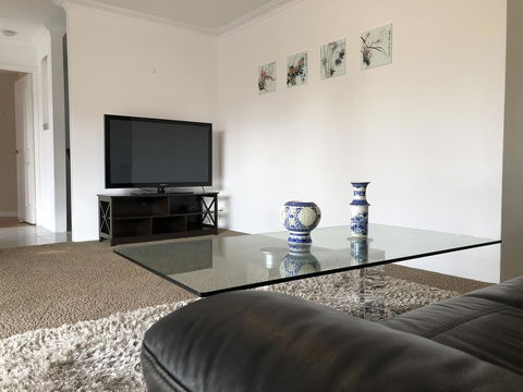 Charming Quiet Lodge-2 Minutes Walk To Shopping Complex - New South Wales Tourism  5