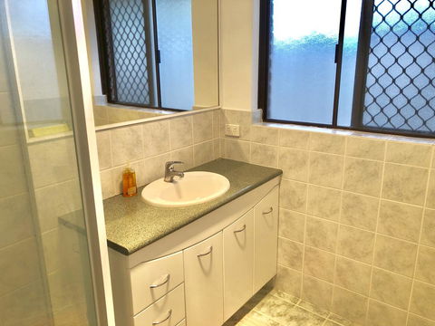 Charming Quiet Lodge-2 Minutes Walk To Shopping Complex - New South Wales Tourism  12