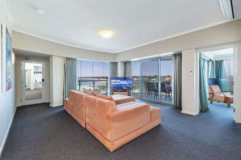 A 406 FANTASTIC OCEAN BEACH And MARINA VIEW APT - MANDURAH - New South Wales Tourism  0
