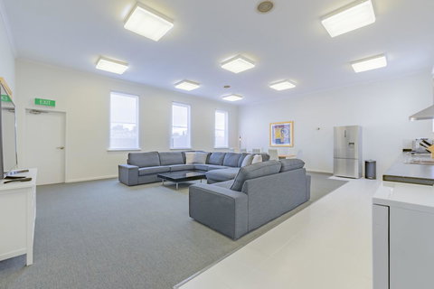4 Bedroom House - Hobart CBD - Free Parking - Free WIFI - New South Wales Tourism  9