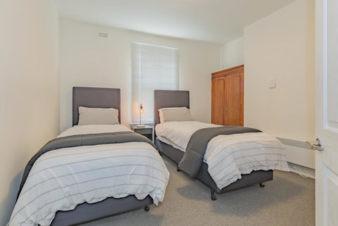 4 Bedroom House - Hobart CBD - Free Parking - Free WIFI - New South Wales Tourism  3