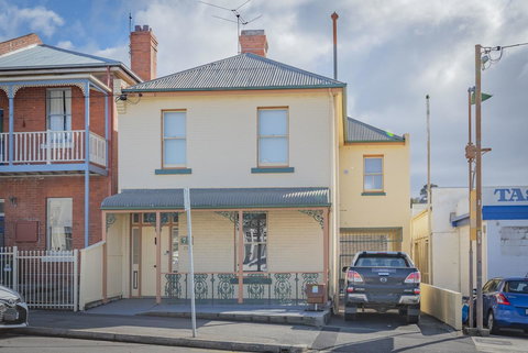4 Bedroom House - Hobart CBD - Free Parking - Free WIFI - New South Wales Tourism  5