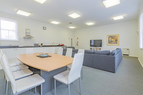 4 Bedroom House - Hobart CBD - Free Parking - Free WIFI - New South Wales Tourism  0