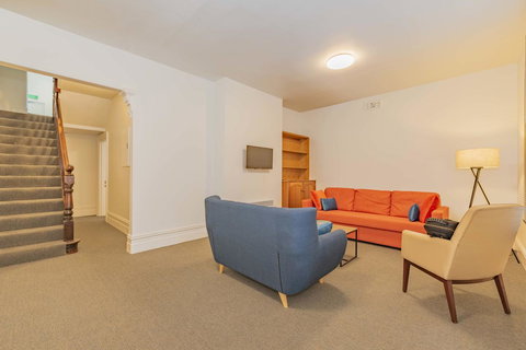 4 Bedroom House - Hobart CBD - Free Parking - Free WIFI - New South Wales Tourism  6