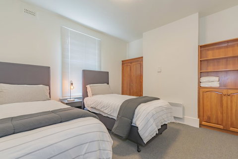 4 Bedroom House - Hobart CBD - Free Parking - Free WIFI - New South Wales Tourism  1