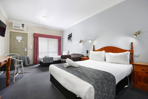 New England Motor Inn - New South Wales Tourism  2