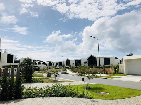 New Spacious Beachside Townhouse - New South Wales Tourism  1