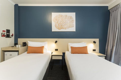 Nightcap At Edge Hill Tavern - New South Wales Tourism  1