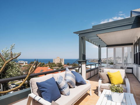 Ocean Views On Coogee Beach - New South Wales Tourism  0