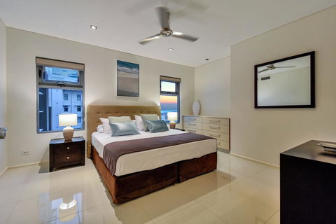 Oceana Darwin Central Oceanfront 3 Bedroom 2 Lounge Room Pool Gym Tennis Court Sleeps 9 - New South Wales Tourism  1