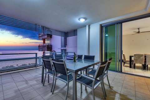 Oceana Darwin Central Oceanfront 3 Bedroom 2 Lounge Room Pool Gym Tennis Court Sleeps 9 - New South Wales Tourism  2