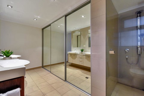 Oceana Darwin Central Oceanfront 3 Bedroom 2 Lounge Room Pool Gym Tennis Court Sleeps 9 - New South Wales Tourism  3