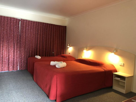 Outback Quarters- Motel Hay - New South Wales Tourism  0