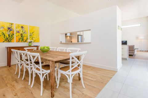 PALM COURT RETREAT - MORNINGTON - New South Wales Tourism  1