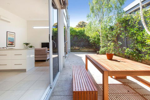 PALM COURT RETREAT - MORNINGTON - New South Wales Tourism  2