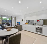 Peaceful Water-side Retreat With Huge Courtyard. - New South Wales Tourism 