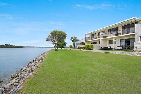 Peninsula Court 5 - New South Wales Tourism  3