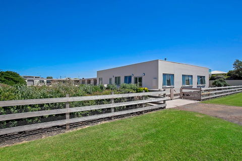 Peterborough House Motel - New South Wales Tourism  1
