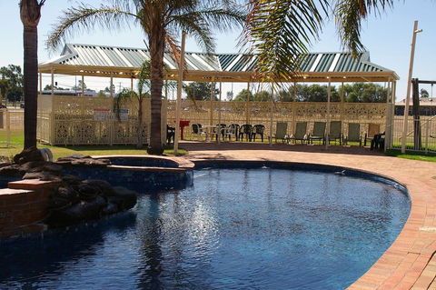 Pines Country Club Motor Inn - New South Wales Tourism  2