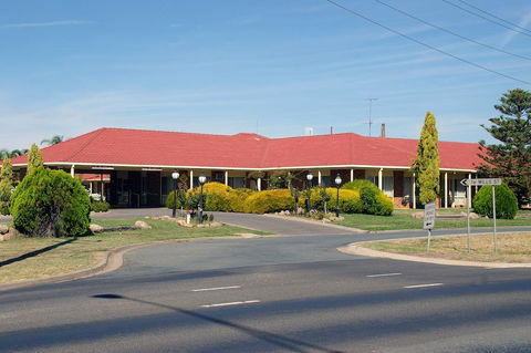 Pines Country Club Motor Inn - New South Wales Tourism  1