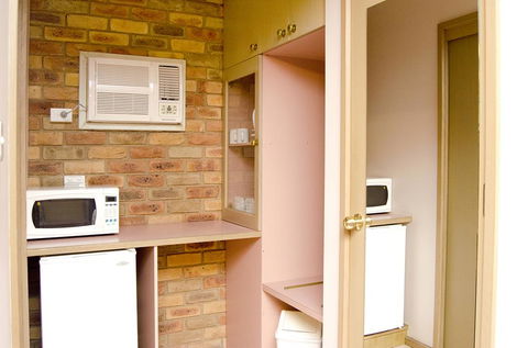Pines Country Club Motor Inn - New South Wales Tourism  0