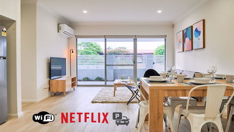 Quiet Large Balcony Living - New South Wales Tourism  0