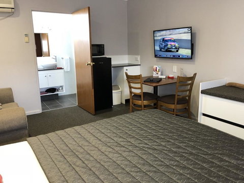 Roydons Motor Inn - New South Wales Tourism  1