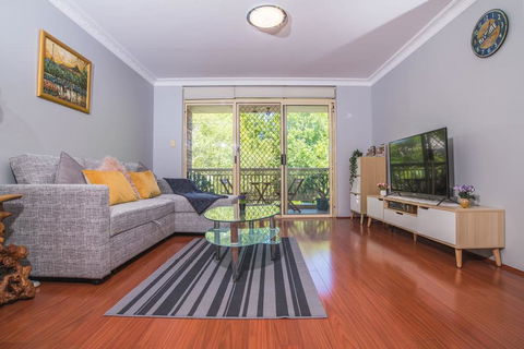 Rustic Hardwood 2 Bedroom Apartment In Randwick - New South Wales Tourism  0